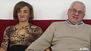 SCAMBISTI MATURI - Mature Italian swinger gets her ass fucked and pussy