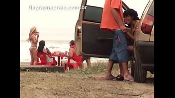 Naughty truss has oral dealings in public on the beach in Mongaguá - SP