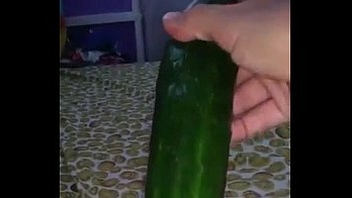 masturbieren mit der gurke.