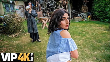 HUNT4K. Hunter liebte den Outdoor-Sex mit einem heißen brünetten Küken