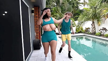 He got raunchy spying on his milf neighbor