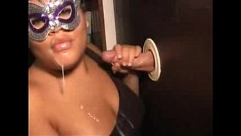 Esposa mascarada chupando na cabine e marido filmando - videosadultos18.com