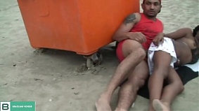 Couple fucking in the sand of the beach fortress Ceará. ( Full video in xvideos red )