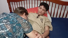 A mãe do meu padrasto me colocou pra arrumar a casa e eu comi ela