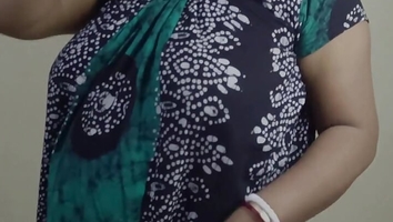 bhabi ne floor mei nangi baith k aapne juicy chut ki swad AAP se share Kiya
