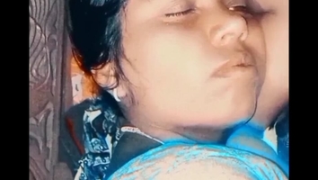 Soma bhabhi ne chote debor ke bara ko chus chus ke lal kor diya