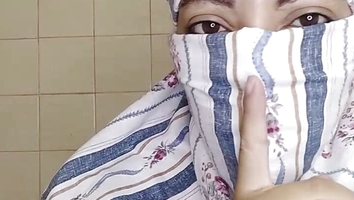 Muslim Arab Big Tits Stepmom MILF Masturbates Fat SQUIRT Pussy In Niqab And Shows Big Muslim Tits In Niqabi And Hijab