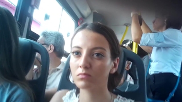 Duas delicinhas manjando minha rola no onibus