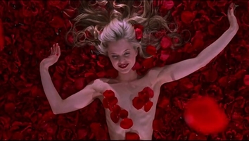 Mena Suvari,Thora Birch in American Beauty (1999)