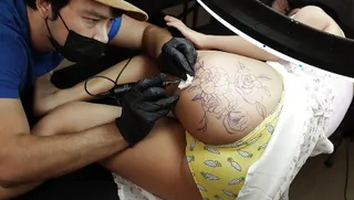Tattoo Artist can't focus while he saw Female Client's Big Ass !