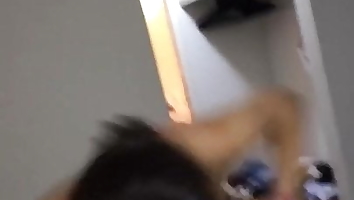 985