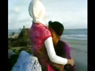 indonesian- cewek jilbab mesum di tepi pantai