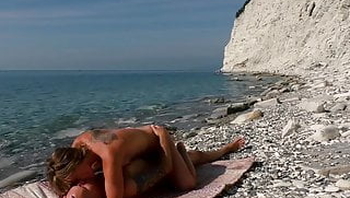 The travel blogger and kinky nudist girl fuck on the beach